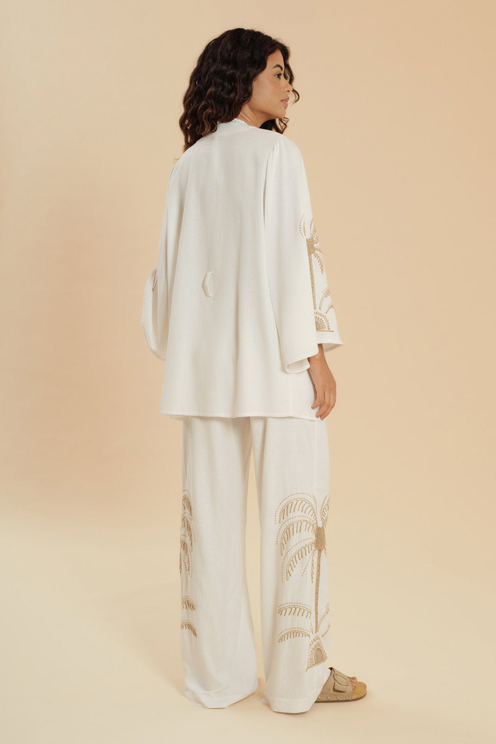 Model Back: Blueman Kaftans And Kimonos Offwhite Kimono Tropical
