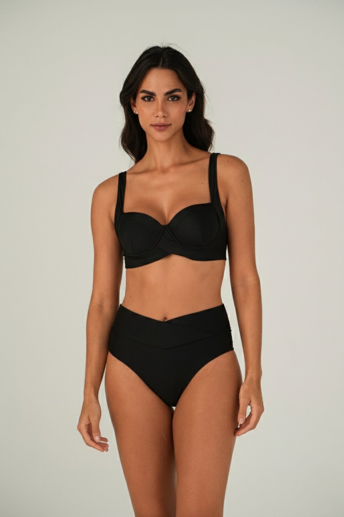 Model Front: Lua Morena Bikini Tops Top Preto Meia-Taca-Sus