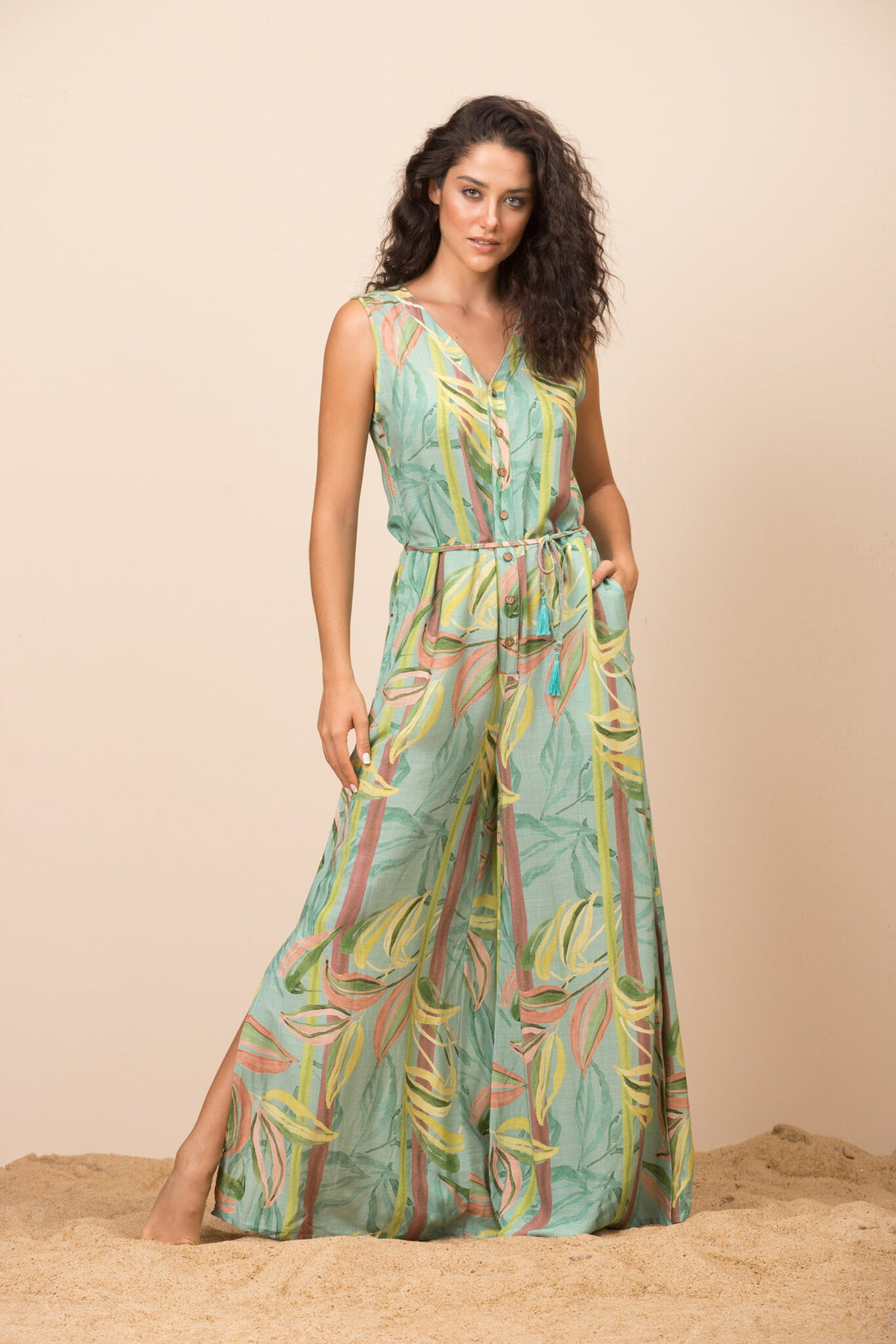 Model Front: La Playa Jumpsuits Macacao Retaga Bambu
