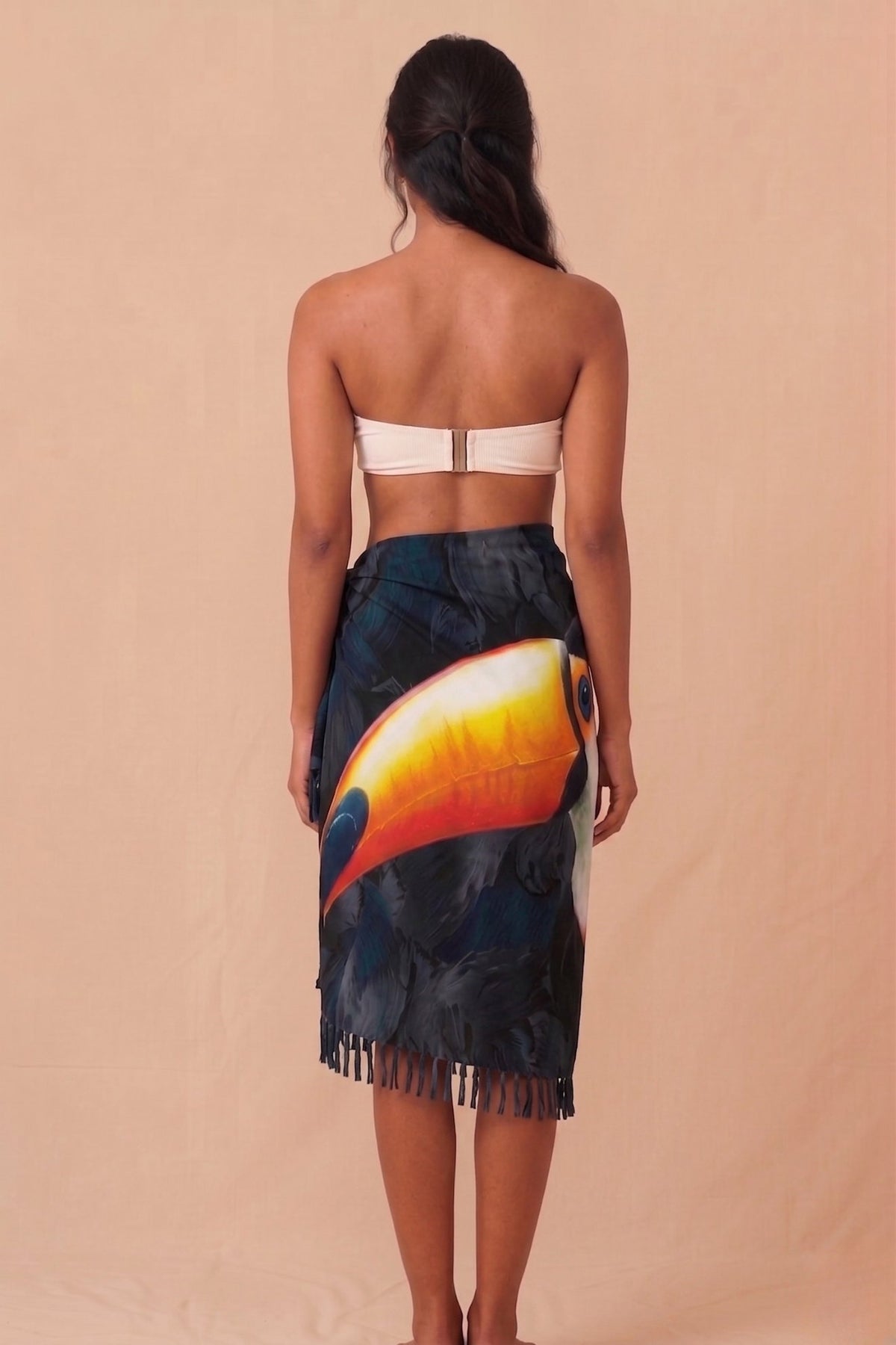 Model Back: Bali Blue Pareo Canga Face Tukano