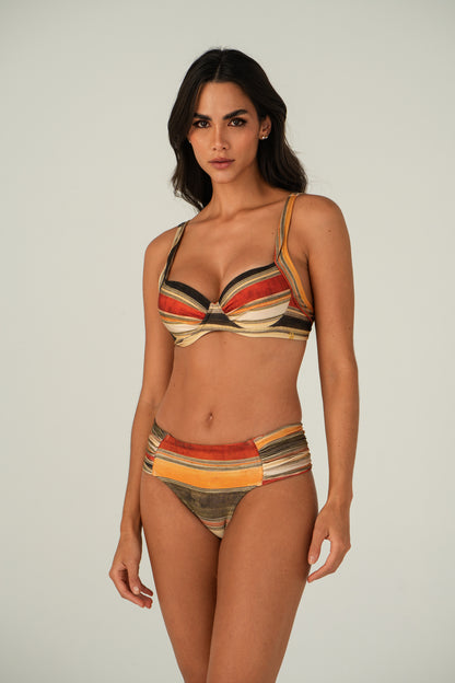 Model Front: Lua Morena Bikini Bottoms Bottom Tramas-Do-Cerrado Drapeada