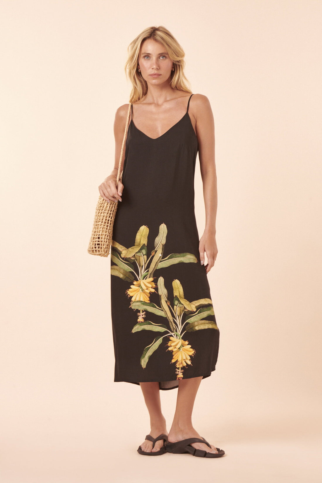 Model Front: Blueman Midi Dresses Musa Midi Rafaela