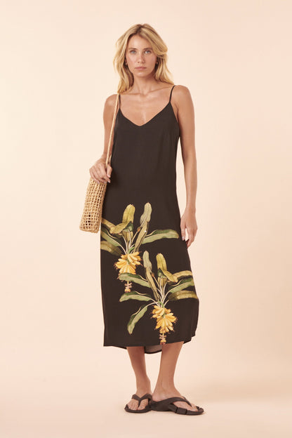 Model Front: Blueman Midi Dresses Musa Midi Rafaela