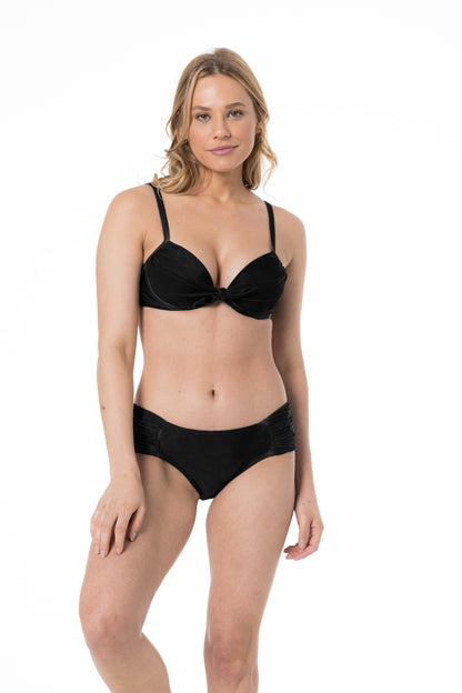 Model Front: Lua Morena Two Piece Swimwear No Drapeada Media Liso Preto
